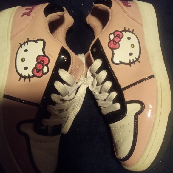 Hello Kitty shoes - Picture 2 of 4